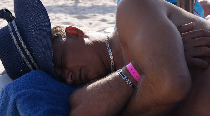 schlafender Mann am Strand